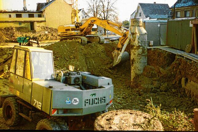 1983: Aushubarbeiten mit Baggern für die künftige Tiefgarage Bischofsschloss. Am rechten Bildrand im Hintergrund das Gasthaus Lamm an ...