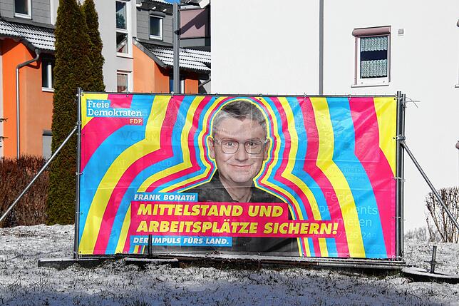 Frank Bonath und sein Wahlplakat in Bad Dürrheim. Bild: Norbert Trippl