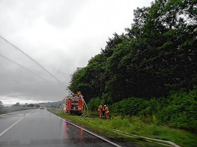 Die Feuerwehr pumpt bei der Golfwelt Bad Säckingen angestautes Wasser ab, um eine Überflutung der B34 zu verhindern.