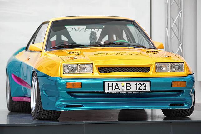 Ein Opel Manta B aus dem Film „Manta, Manta“ im Verkehrsmuseum Dresden in der Ausstellung „Geliebt. Gebraucht. ...
