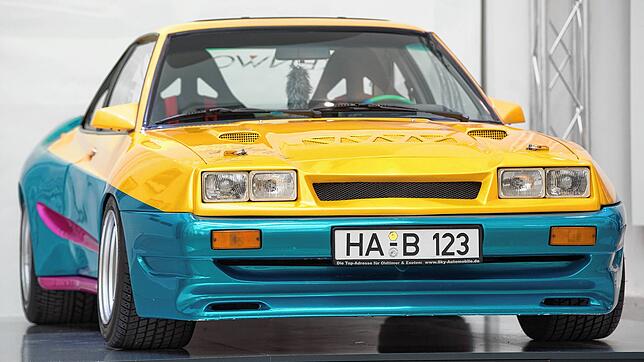Ein Opel Manta B aus dem Film &bdquo;Manta, Manta&ldquo; im Verkehrsmuseum Dresden in der Ausstellung &bdquo;Geliebt. Gebraucht. ...