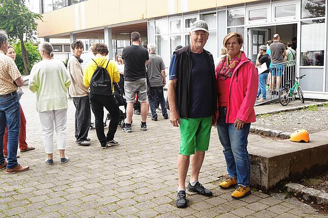 Joachim und Uschi Görig nach der Stimmabgabe in der Insel der Dettinger Grundschule. In Dettingen und in Litzelstetten bilden sich vor ...