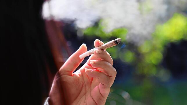 (Symbolbild) Seit dem 1. April 2024 ist Cannabis legal. Zur angekündigten Entlastung der Strafverfolgungsbehörden ist es bislang nicht ...