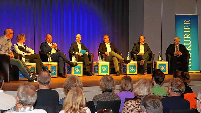 Die SÜDKURIER-Podiumsdiskussion zur Oberbürgermeisterwahl im Kursaal: Moderator Stefan Hilser (Mitte) mit den Kandidaten (von links) ...