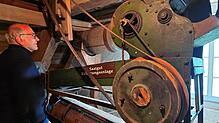 Museumsführer Meinrad Götz inspiziert die Getreidereinigungsanlage (links) der Mühle im Bonndorfer Ortsteil Boll. Fotos: Christa Maier