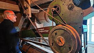 Museumsführer Meinrad Götz inspiziert die Getreidereinigungsanlage (links) der Mühle im Bonndorfer Ortsteil Boll. Fotos: Christa Maier