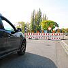 Die Absperrung in Ludwigshafen steht: Vor der Fußgängerunterführung zum See ist jetzt auf der Bundesstraße Schluss für den Autoverkehr.