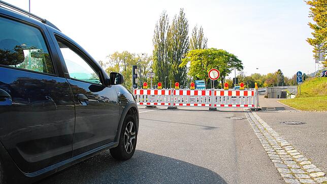 Die Absperrung in Ludwigshafen steht: Vor der Fußgängerunterführung zum See ist jetzt auf der Bundesstraße Schluss für den Autoverkehr.