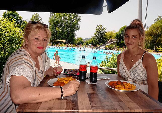 Logenplatz: Diana Kühne (links) und Nathalie Kühne lassen es sich im Schwimmbad-Café gut gehen, sie sehen das sanierte Bad als ...