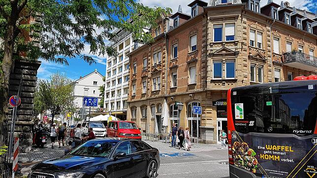 Dichter Verkehr herrscht derzeit im Bereich Bodanstraße (vorn)/Sigismundstraße in der Konstanzer Altstadt. Am 1. August fuhr hier ein ...