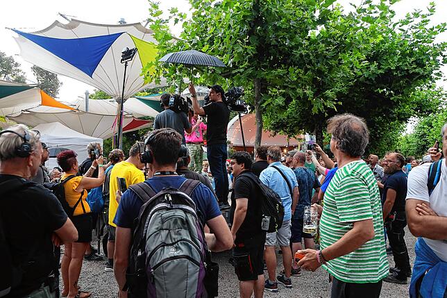 Bild 18: Hier ist was los! Die Besucher schlendern beim Seenachtfest 2023 über die Hafenmeile