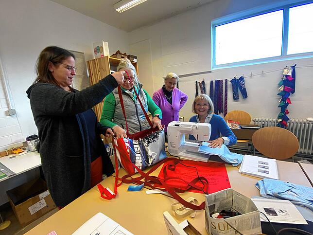 In der Upcycling-Werkstatt entstehen schöne Teilchen: Birgitta Schäfer, Sabine Hilker, Annelie Hinz und Marina Krieger vom B9-Team an ...