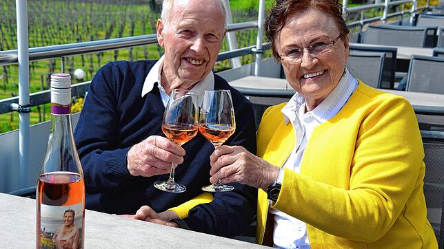 Berthold und Anni Arnold stoßen auf 60 glückliche Ehejahre an. Das Etikett auf der Weinflasche ziert ihre Enkelin und ...