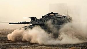 Ein israelischer Panzer bewegt sich in einem Bereitstellungsraum im Süden Israels nahe der Grenze zum Gazastreifen.