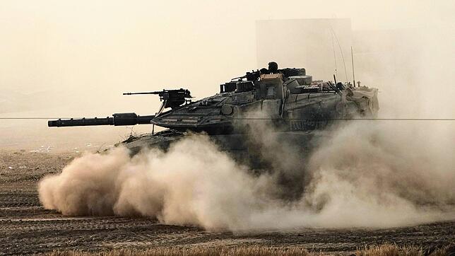 Ein israelischer Panzer bewegt sich in einem Bereitstellungsraum im Süden Israels nahe der Grenze zum Gazastreifen.