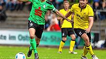 Der Stockacher Marius Henkel (links) ist kaum zu stoppen. Auch beim 2:0-Heimsieg über den SV Denkingen (rechts Marcel Lienemann) ...