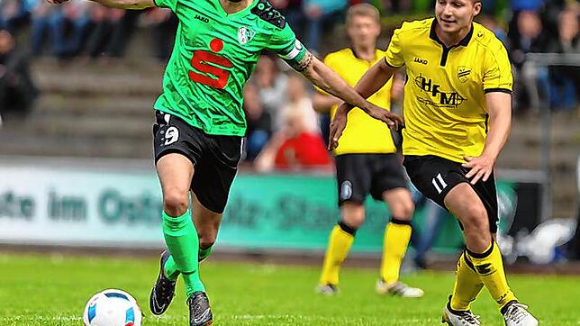 Der Stockacher Marius Henkel (links) ist kaum zu stoppen. Auch beim 2:0-Heimsieg über den SV Denkingen (rechts Marcel Lienemann) ...