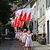 Die Fahnenschwingerinnen der Bürgerzunft Tiengen sind vom Schwyzertag nicht wegzudenken.