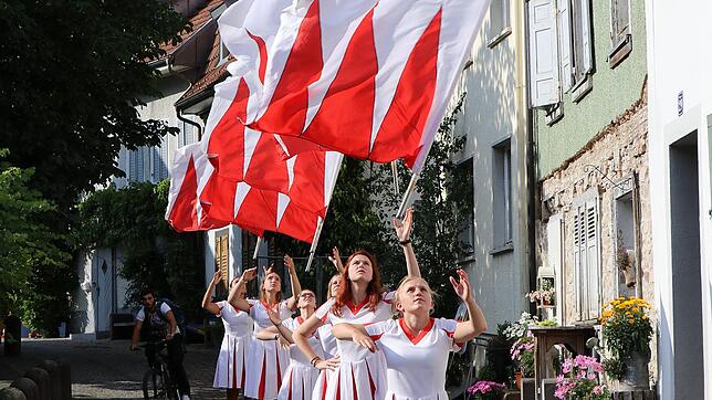 Die Fahnenschwingerinnen der Bürgerzunft Tiengen sind vom Schwyzertag nicht wegzudenken.