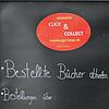 Vorbestellte Bücher in der Innenstadt abholen wie hier die Konstanzerin Judith Hirsch. Das ist jetzt wieder möglich.