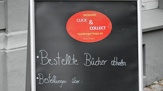 Vorbestellte Bücher in der Innenstadt abholen wie hier die Konstanzerin Judith Hirsch. Das ist jetzt wieder möglich.