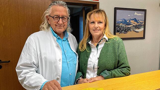 Arzt Klaus Dörflinger mit seiner Frau und Praxismanagerin Petra Dörflinger in seiner Hilzinger Praxis. Vor ihnen liegen zwei Impfpässe ...