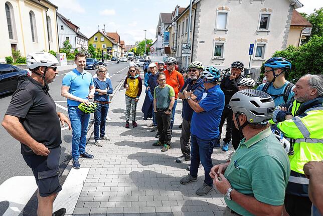 Diskussion in der Ortsdurchfahrt von Böhringen: Hier monieren die Radfahrer vor allem die Radschutzstreifen, die aus ihrer Sicht keinen ...