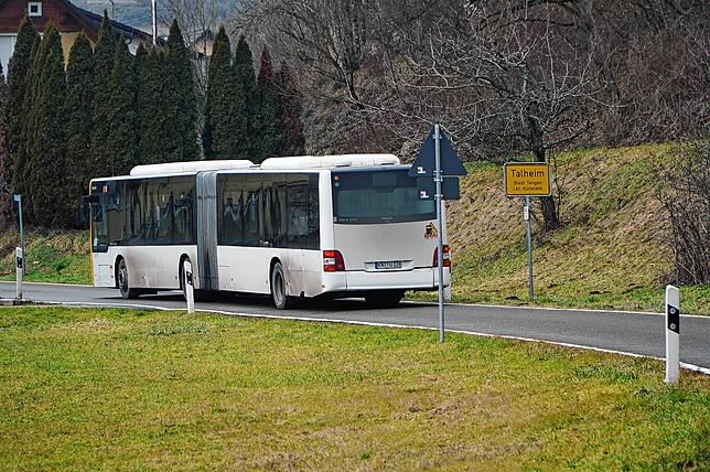 Ein Bus fährt nach Tengen-Talheim. Hin und wieder öffentliche Verkehrsmittel zu benutzen, kann ein Schritt sein, um den eigenen ...