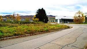 Etwas trist wirkt der Solvayplatz derzeit. Das soll sich aber ändern, und Bürger dürfen mitreden. Das Gelände links ist für Wohnungsbau ...