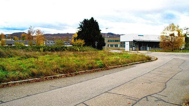 Etwas trist wirkt der Solvayplatz derzeit. Das soll sich aber ändern, und Bürger dürfen mitreden. Das Gelände links ist für Wohnungsbau ...