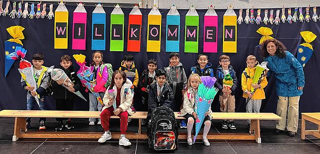 Zu ihrem ersten Klassenfoto stellen sich die Schüler von Klassenlehrerin Marion Sonntag auf.