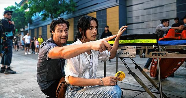Steffen Hacker erläutert Schauspielerin Urassaya Sperbund die nächste Szene. Die thailändische Schauspielerin gibt mit dem ...