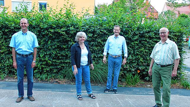 Gleich drei Mitglieder konnte der neue und alte Vorsitzende der DLRG-Ortsgruppe Baar, Thomas Moch (links), für 50-jährige Treue zur DLRG ...