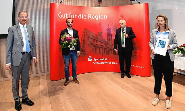 3. Preis: Eine neue Generation von Schubladenschränken bringt für Daniel Vogt (Zweiter von links) und Lea Kellner von Betrunka und Hirth ...
