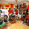 Große Masken, komplette Häser und unzählige Miniaturmasken füllen die Zimmer.