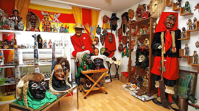 Große Masken, komplette Häser und unzählige Miniaturmasken füllen die Zimmer.