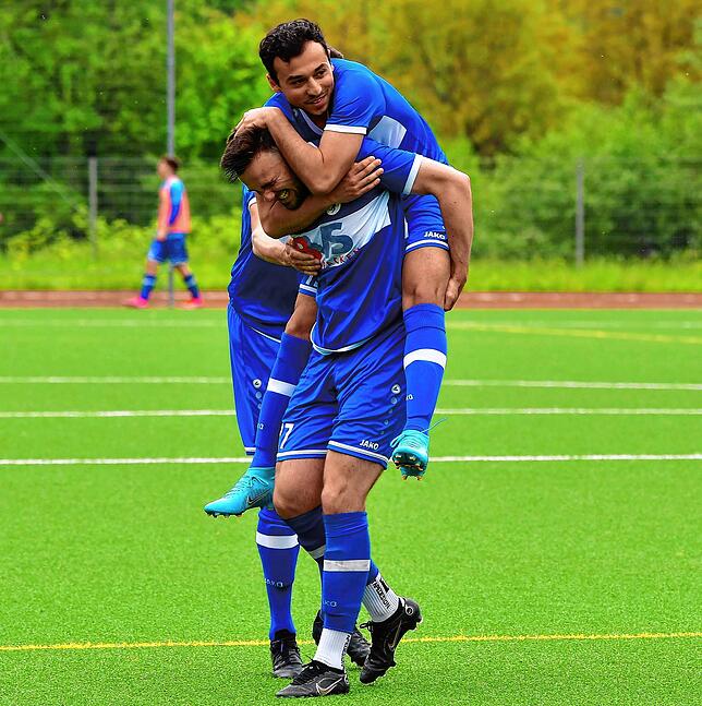 Was für ein Tor: Dominik Flum vom FC Erzingen, der hier von Harun Zengin für das Tor im Spitzenspiel der vergangenen Saison beim FC Zell ...