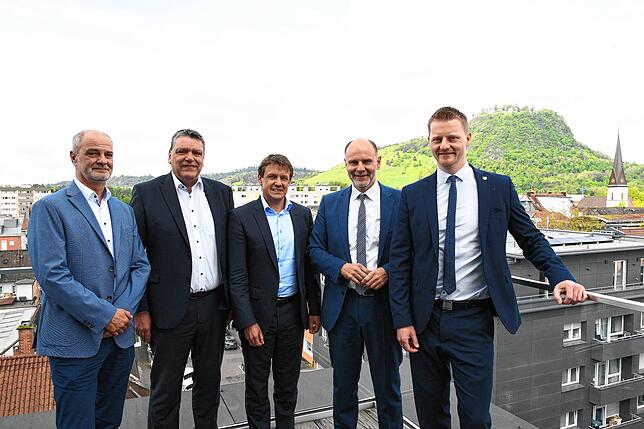 Sie haben die Zukunftsstrategie der Sparkasse Hegau-Bodensee verkündet (von links): Hartmut Hoch, Vorsitzender des Personalrates und ...