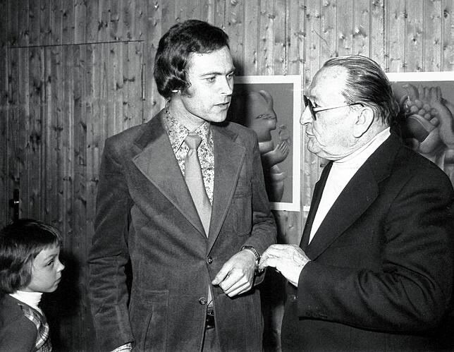 Stephan Geiger als Kind (links) während eines Gesprächs zwischen seinem Vater Roland Geiger und dem Künstler Paul Reichle, Schüler von ...
