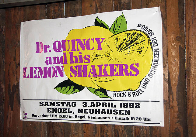 Dieses Werbeplakat für den Auftritt von Dr. Quincy and his Lemonshakers im Jahr 1993 hängt an einer Wand in der alten Kellerbar.