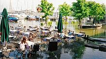 Damals: Der Biergarten der Hafenhalle wurde mit dem Hochwasser quasi zum Drive-In für Boote.