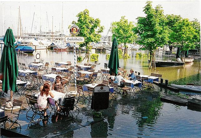 Damals: Der Biergarten der Hafenhalle wurde mit dem Hochwasser quasi zum Drive-In für Boote.