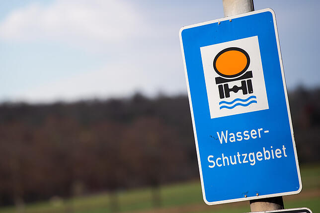 Ein Schild mit der Aufschrift „Wasser-Schutzgebiet“ steht an der B465 bei Kirchheim unter Teck.