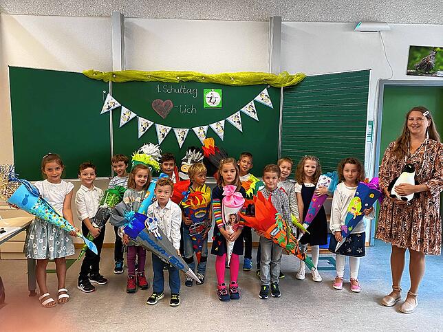 13 Kinder wurden an der Burkhard-von-Hohenfels-Schule in Sipplingen eingeschult und gehören nun zur Pinguinklasse. Die Lehrerin der ...