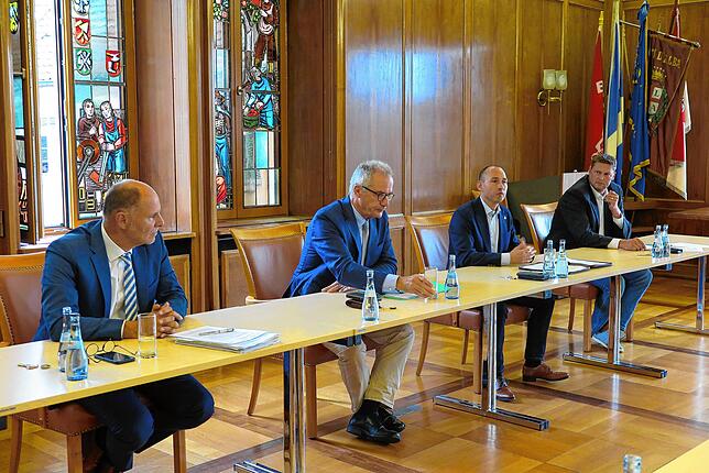 Nehmen zum Rechtsgutachten Stellung: der Singener Oberbürgermeister Bernd Häusler (von links), Gutachter Georg Hermes, der Böblinger ...