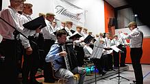 Der Männerchor Bannholz unter der Leitung von Willi Gysel, hier mit Gastmusiker Samuel Eckert mit Akkordeon, beim Konzert in der ...