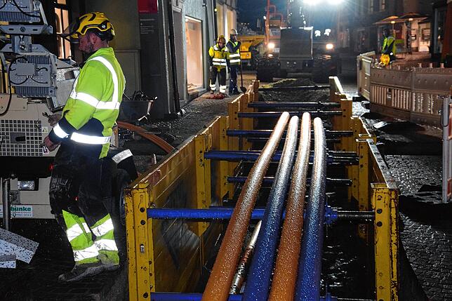 Bis in die Dunkelheit hinein werden die Arbeiten für die Verlegung des neuen Leitungssystems in der Bad Säckinger Altstadt vorangetrieben.