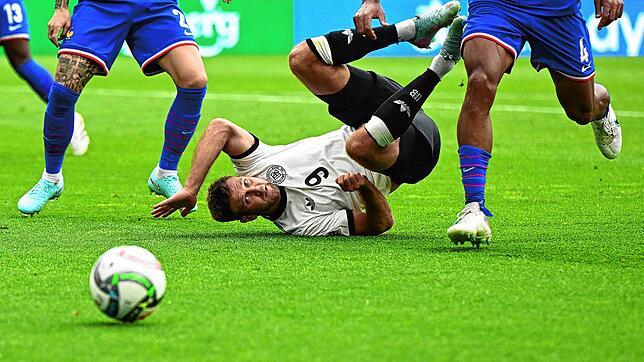 Deutschlands Niclas Füllkrug schaut dem Ball nach. Im Spiel um den 3. Platz der Nations League konnte sich Deutschland nicht gegen ...