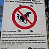 Eigentlich ganz klar verständlich: Dieses Schild deutet auf die Gefahren des Hundekots für die Landwirtschaft hin.