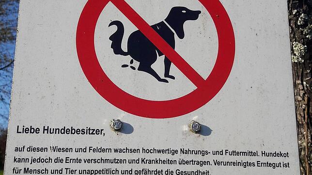 Eigentlich ganz klar verständlich: Dieses Schild deutet auf die Gefahren des Hundekots für die Landwirtschaft hin.
